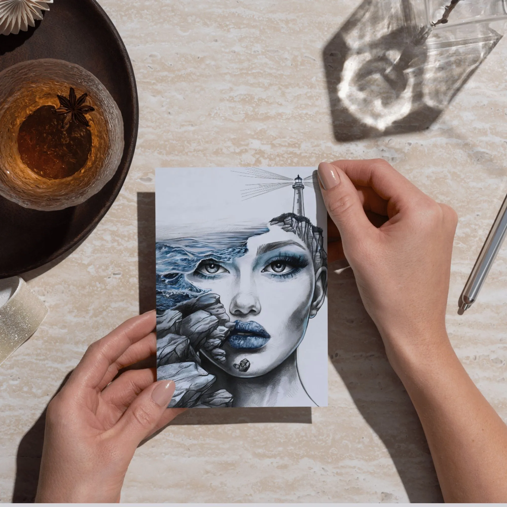 Poster Surreale Kunst | Frau mit Leuchtturm & Meer